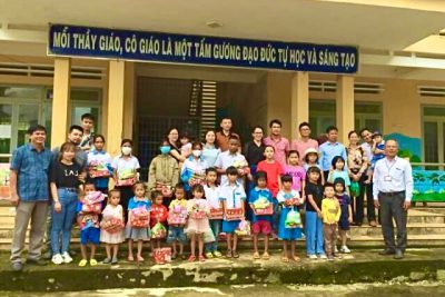 Công ty Thiên Di về thăm và tặng quà cho học sinh có hoàn cảnh khó khăn