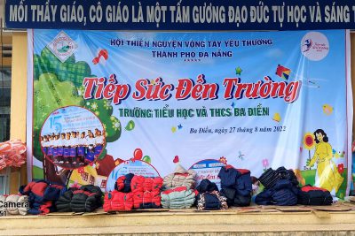 Hội thiện nguyện Vòng tay yêu thương- TP Đà Nẵng về thăm và tặng quà cho học sinh.