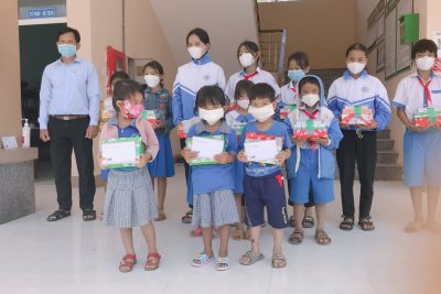 UBND xã Tịnh Khê tặng quà cho học sinh