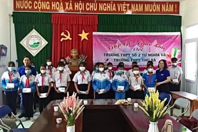 Trường THPT số 2 Tư Nghĩa và trường THPT Thu Xà về thăm và tặng quà cho học sinh.