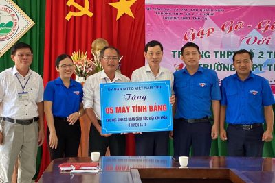 Tặng máy tính bảng cho học sinh có hoàn cảnh khó khăn
