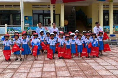 Trao tặng mũ bảo hiểm cho học sinh lớp 1 Năm học 2024-2025