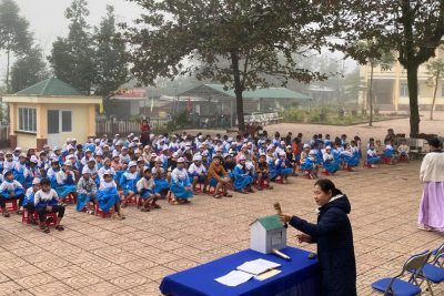 Tuyên truyền dưới cờ với chủ đề” Sức khỏe sinh sản vị thành niên”.